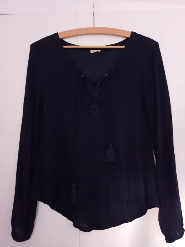 Blusa azul con cordones