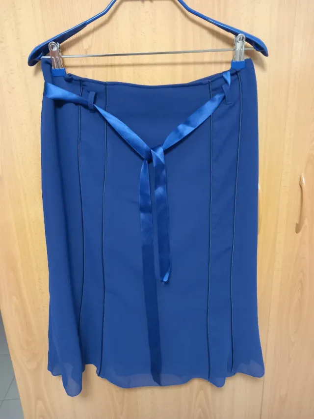 Falda azul elegante