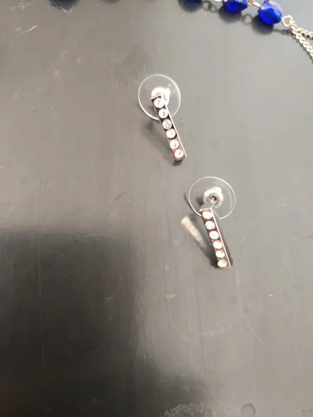 Pendientes plateados con piedras