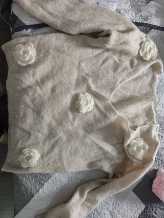 Jersey beige con flores blancas