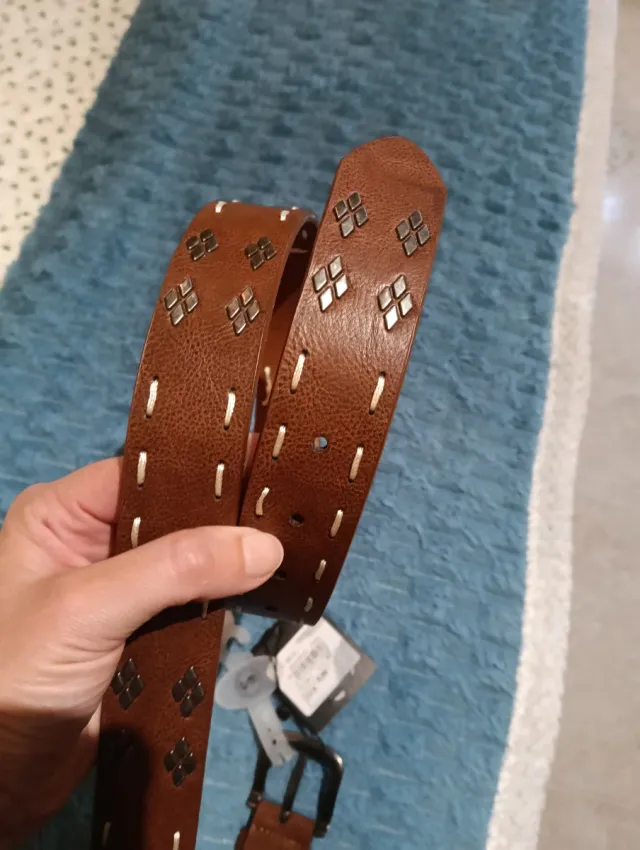 Cinturón de cuero marrón con tachuelas