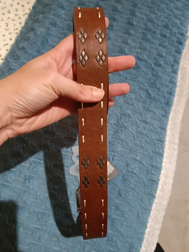 Cinturón de cuero marrón con tachuelas