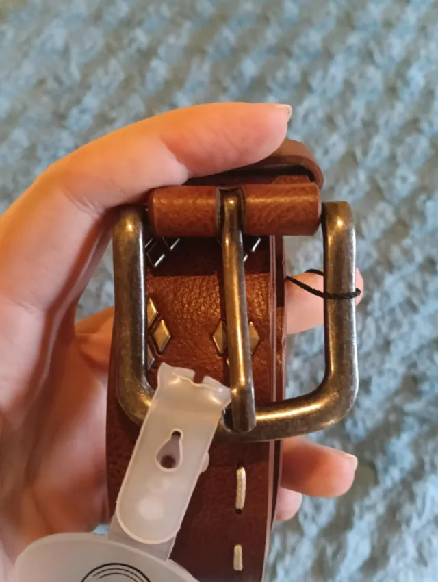 Cinturón de cuero marrón con tachuelas