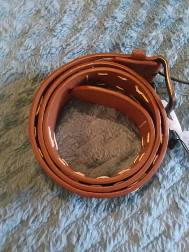 Cinturón de cuero marrón con tachuelas