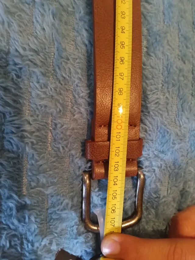 Cinturón de cuero marrón con tachuelas