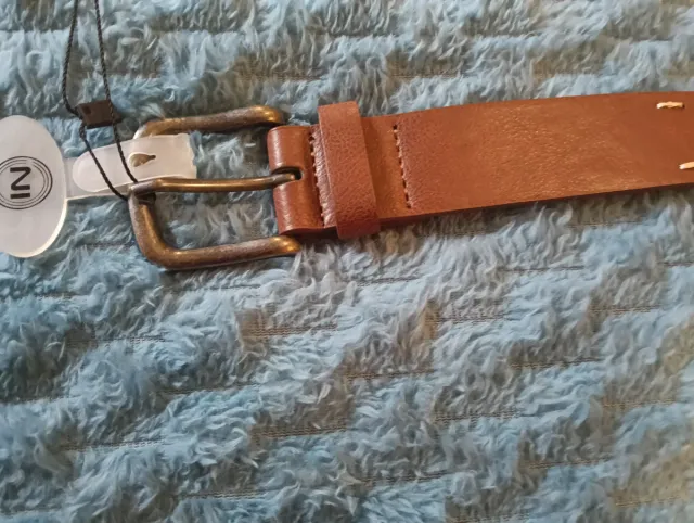 Cinturón de cuero marrón con tachuelas