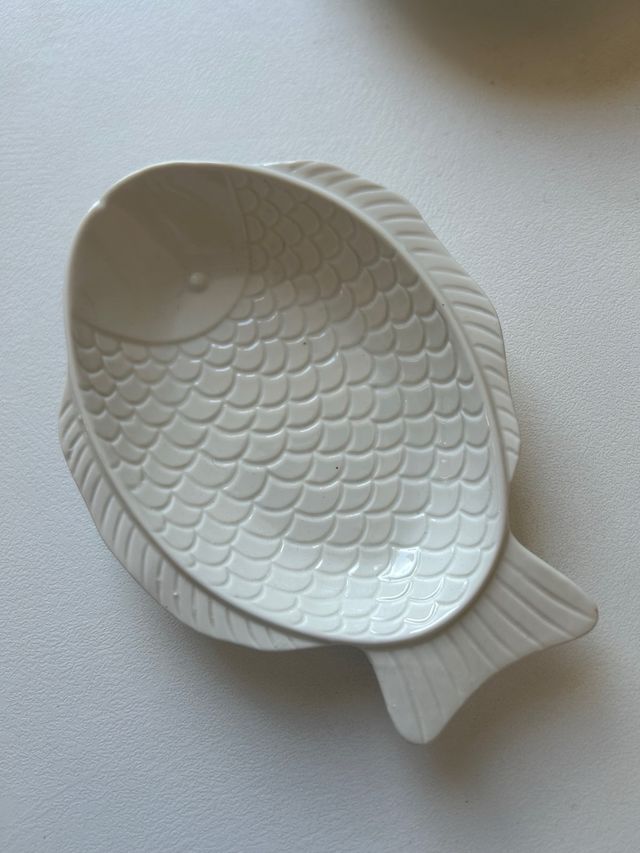 Vajilla mexicana blanca, estilo artesanal sencillo