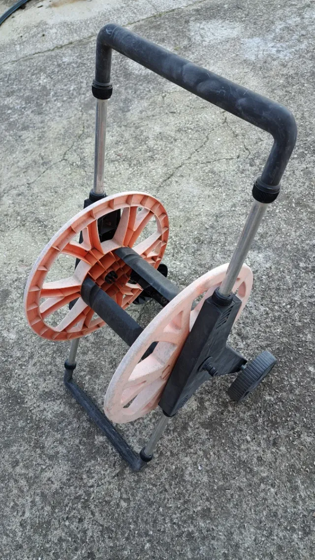 Carro portamangueras con ruedas