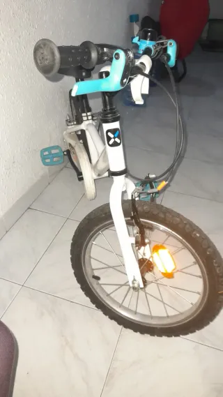 Bicicleta infantil blanca y azul
