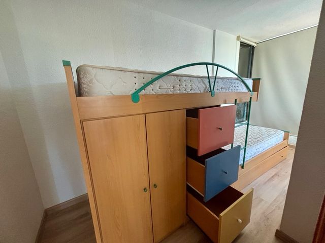 Litera triple de madera y metal