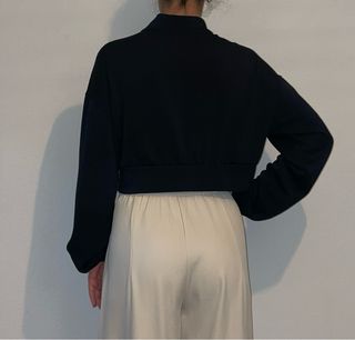 Sudadera crop Hollister negra