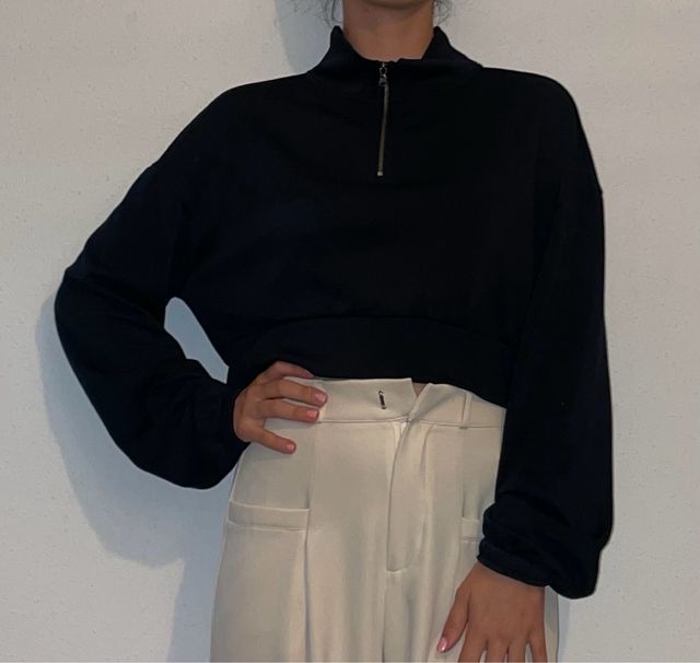 Sudadera crop Hollister negra