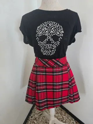 Falda escocesa roja y negra