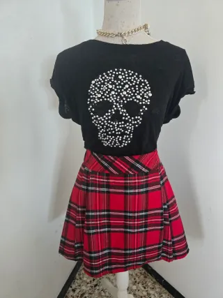 Falda escocesa roja y negra