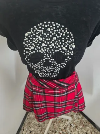 Falda escocesa roja y negra