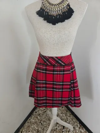 Falda escocesa roja y negra