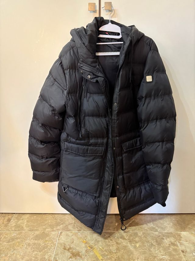 Abrigo negro con capucha