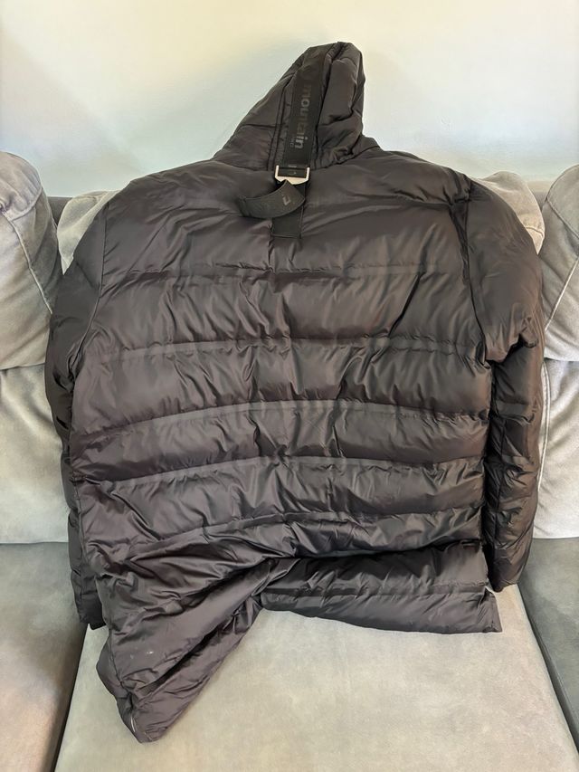 Abrigo negro con capucha