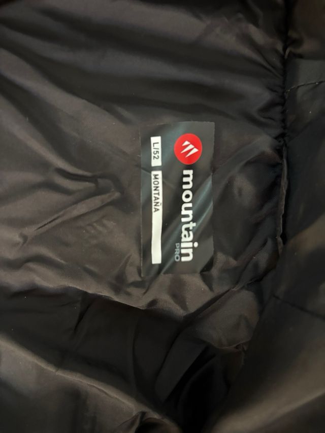 Abrigo negro con capucha