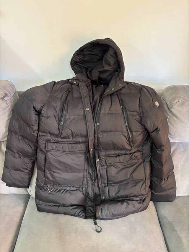 Abrigo negro con capucha