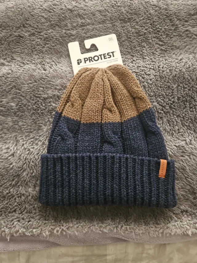 Gorro Protest azul y marrón con etiquetas