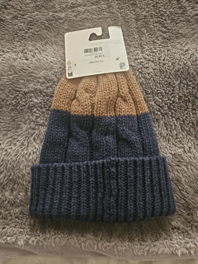 Gorro Protest azul y marrón con etiquetas