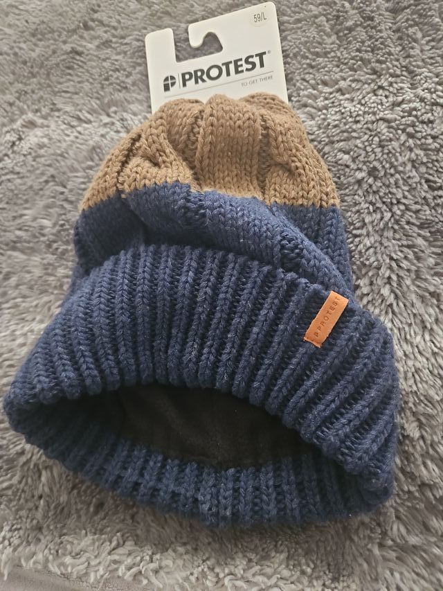 Gorro Protest azul y marrón con etiquetas