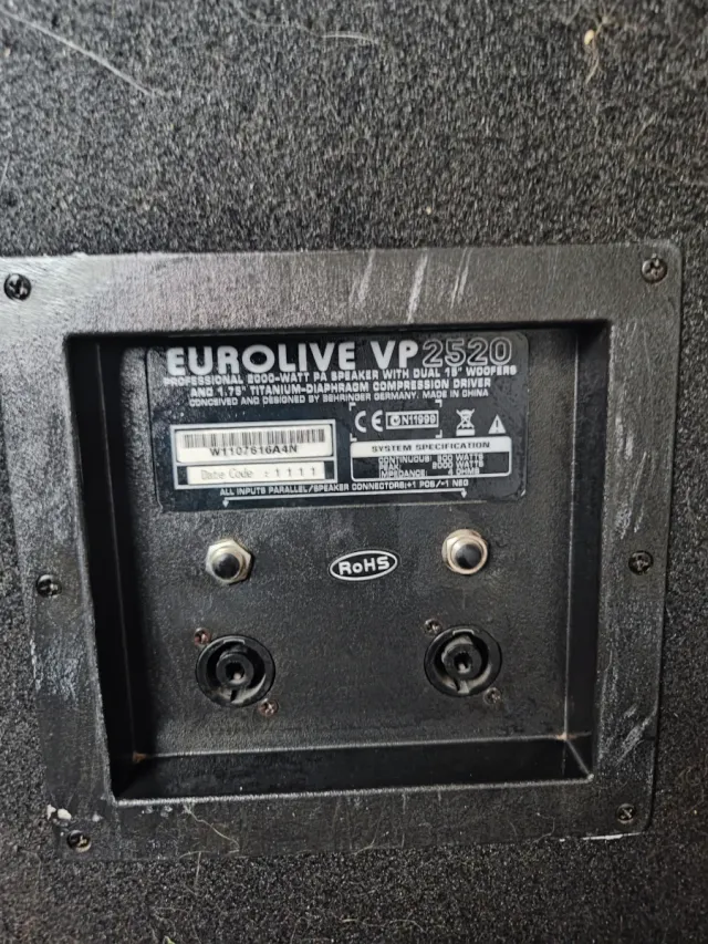 3 Altavoces Behringer VP2520