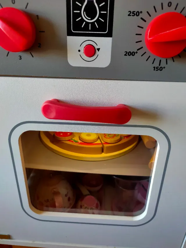 Cocinita de juguete de madera