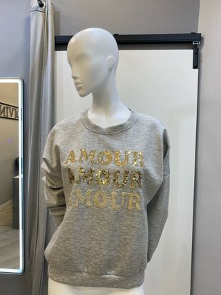 Sudadera gris con lentejuelas doradas
