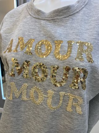 Sudadera gris con lentejuelas doradas