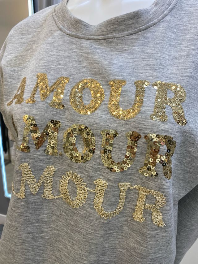 Sudadera gris con lentejuelas doradas