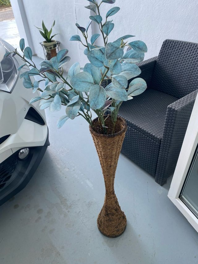 Florero alto con planta artificial azul