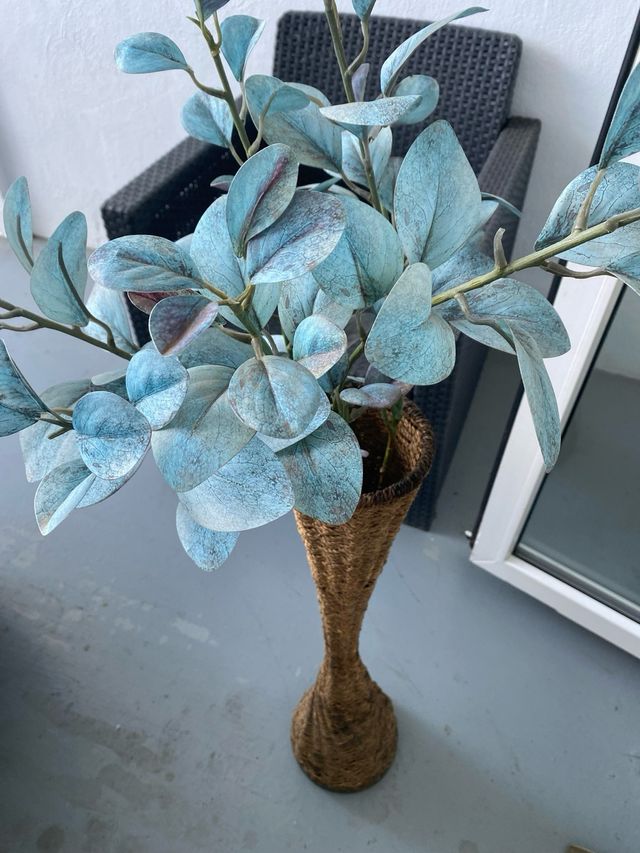 Florero alto con planta artificial azul