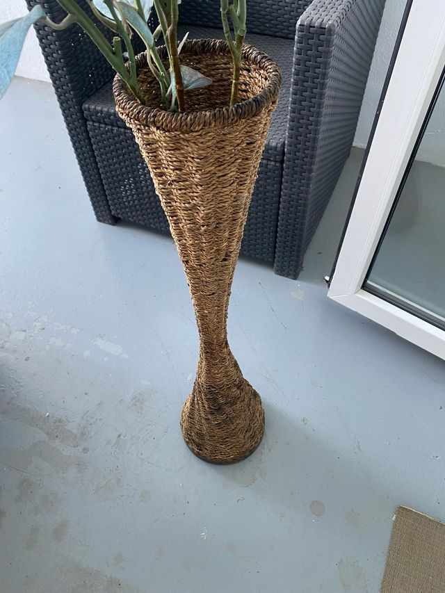 Florero alto con planta artificial azul