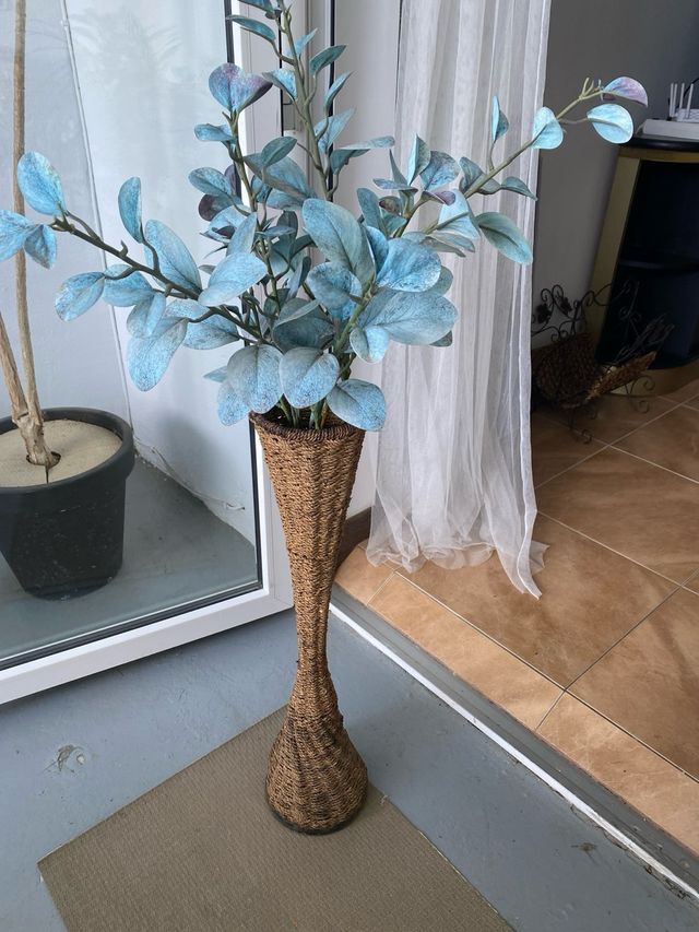 Florero alto con planta artificial azul