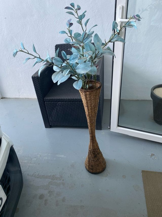 Florero alto con planta artificial azul