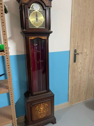 Reloj de pie antiguo de madera