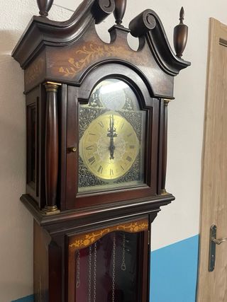 Reloj de pie antiguo de madera