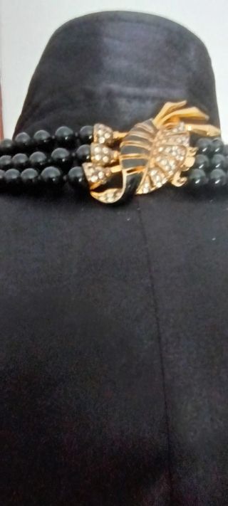 Collana di alta bigiotteria con chiusura gioiello.