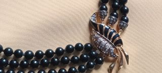 Collana di alta bigiotteria con chiusura gioiello.