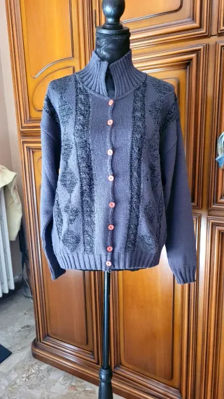 Cardigan misto lana grigio con bottoni rosa