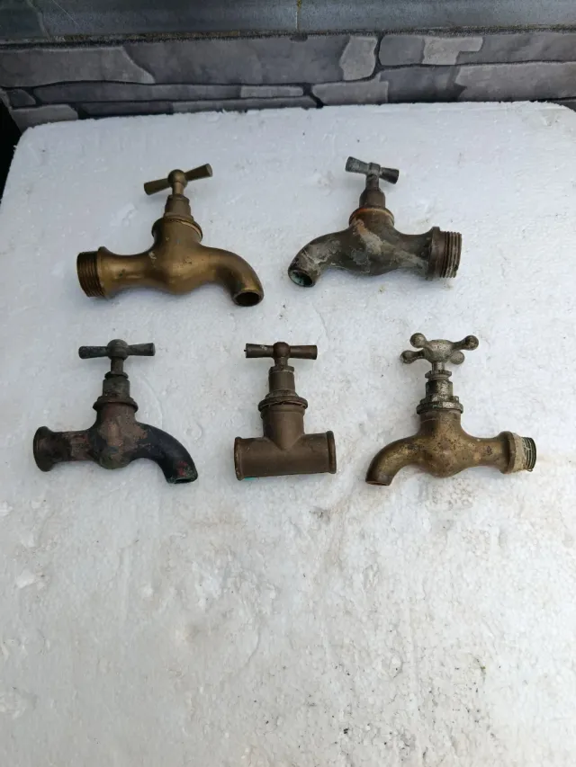 5 Antichi rubinetti in metallo
