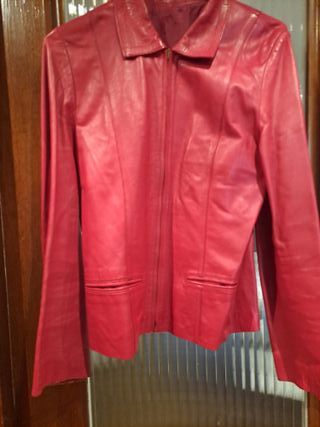 Cazadora de cuero roja