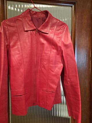 Cazadora de cuero roja