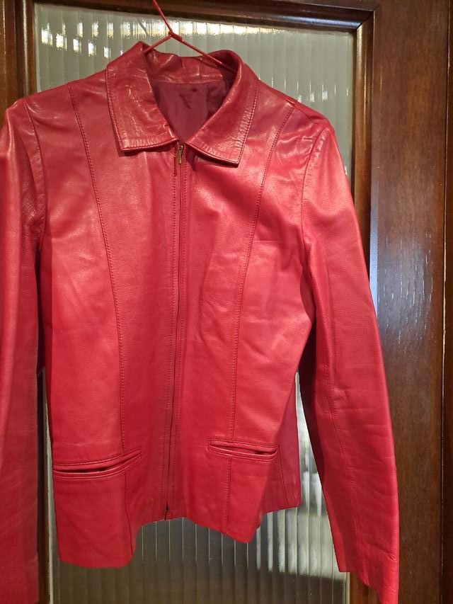 Cazadora de cuero roja