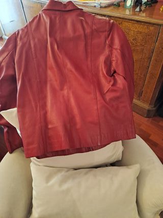 Cazadora de cuero roja