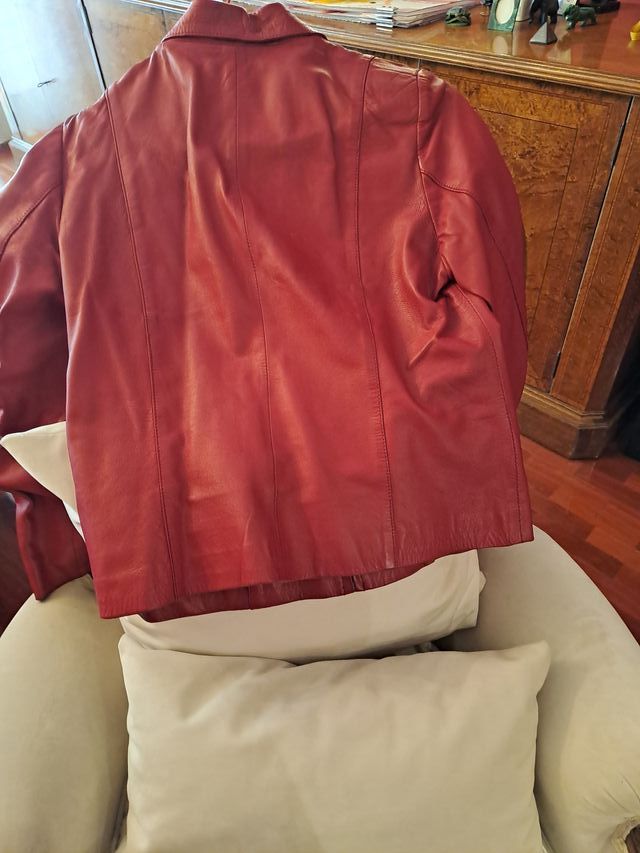 Cazadora de cuero roja