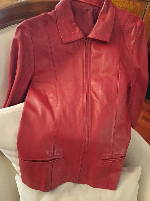Cazadora de cuero roja