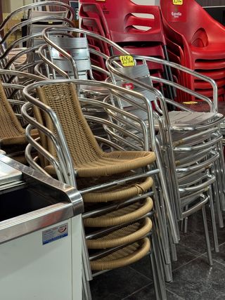 Sillas de terraza metálicas y mimbre